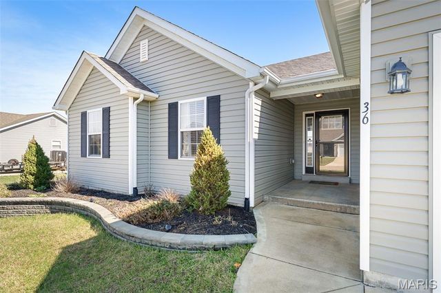 36 Hunters Pointe Drive, Winfield, MO 63389