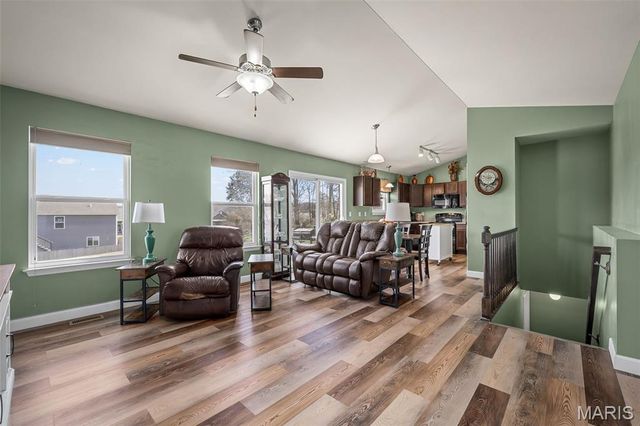 36 Hunters Pointe Drive, Winfield, MO 63389