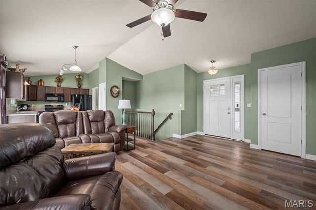 36 Hunters Pointe Drive, Winfield, MO 63389