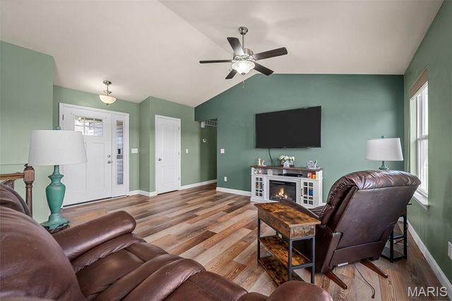 36 Hunters Pointe Drive, Winfield, MO 63389