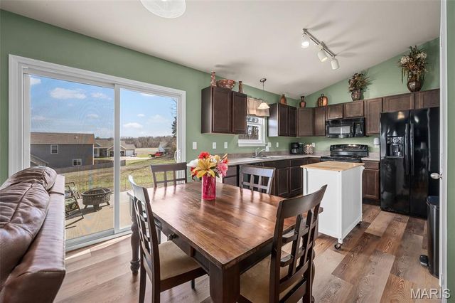 36 Hunters Pointe Drive, Winfield, MO 63389