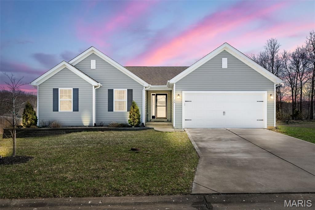 36 Hunters Pointe Drive, Winfield, MO 63389