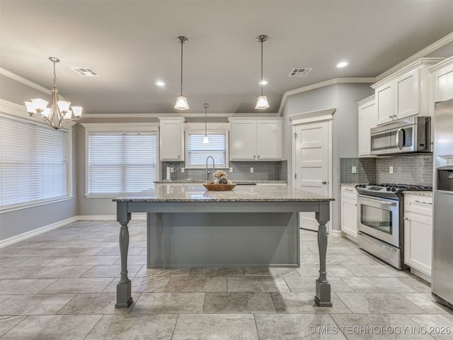 1008 W Missouri Avenue, Claremore, OK 74019