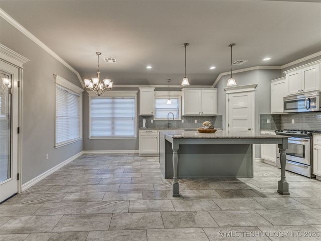 1008 W Missouri Avenue, Claremore, OK 74019