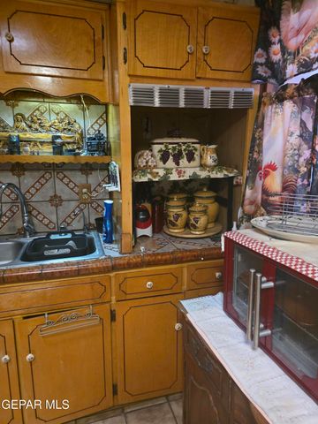 8827 Sunland Road, El Paso, TX 79907