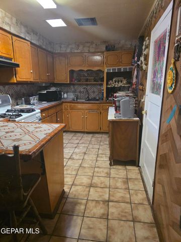 8827 Sunland Road, El Paso, TX 79907