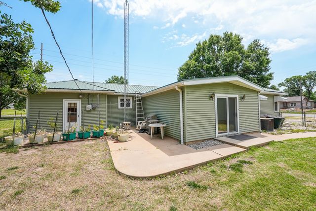 1305 N Country Club Rd, El Dorado, KS 67042