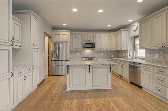 1004 Aspen Drive, Liberty, MO 64068