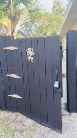 2402 NW 42nd St, Miami, FL 33142