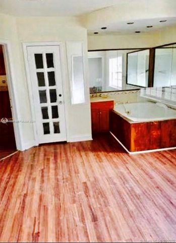 2402 NW 42nd St, Miami, FL 33142