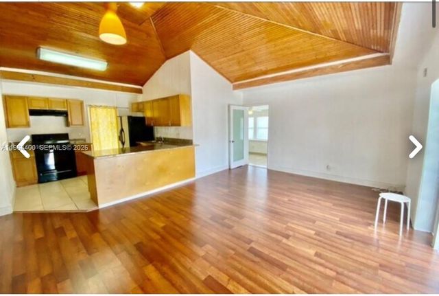 2402 NW 42nd St, Miami, FL 33142