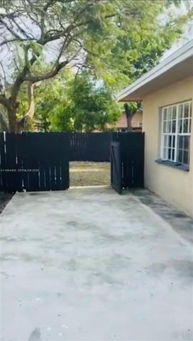 2402 NW 42nd St, Miami, FL 33142