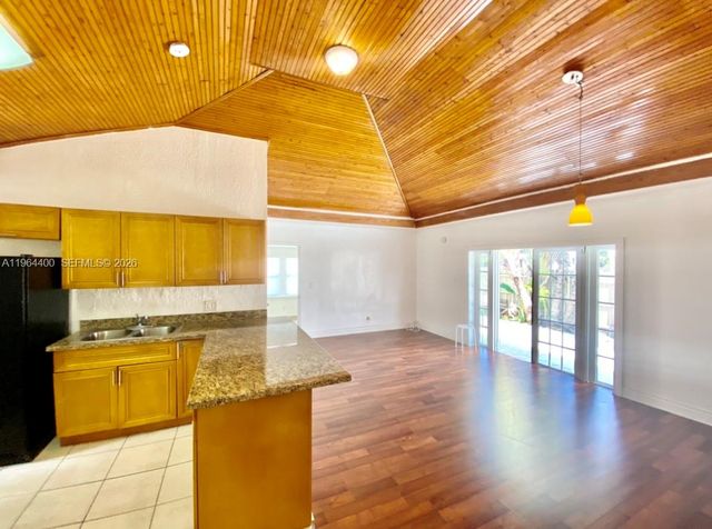 2402 NW 42nd St, Miami, FL 33142