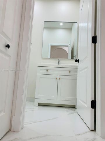 7050 NW 177th St 203-11, Hialeah, FL 33015