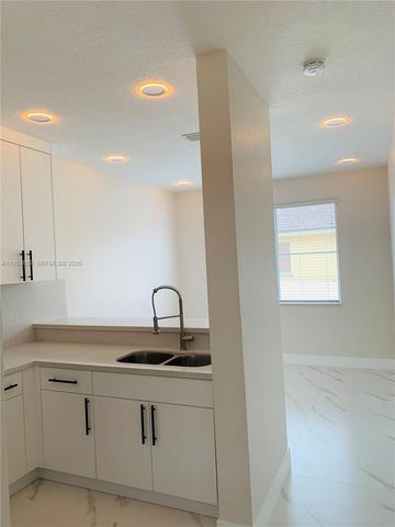 7050 NW 177th St 203-11, Hialeah, FL 33015