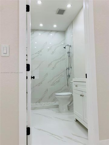 7050 NW 177th St 203-11, Hialeah, FL 33015