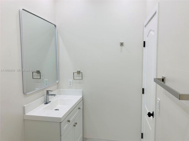 7050 NW 177th St 203-11, Hialeah, FL 33015