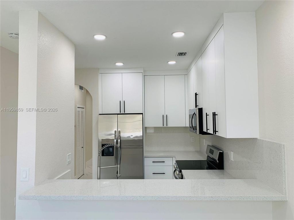 7050 NW 177th St 203-11, Hialeah, FL 33015