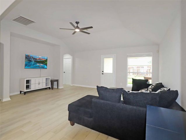 749 Grassy Knoll Lane, La Marque, TX 77568