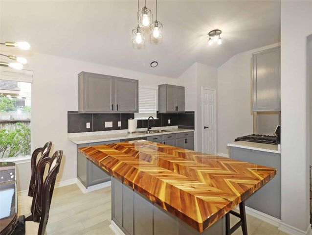 749 Grassy Knoll Lane, La Marque, TX 77568