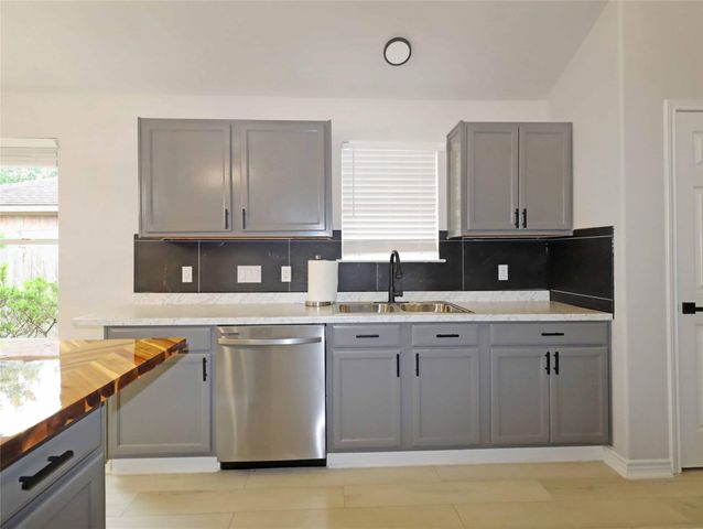 749 Grassy Knoll Lane, La Marque, TX 77568