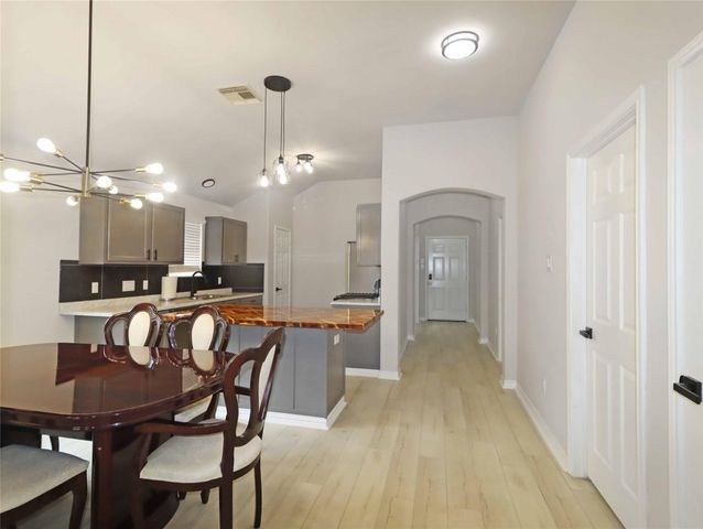 749 Grassy Knoll Lane, La Marque, TX 77568