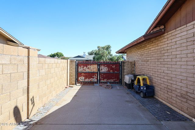 5126 W MERCER Lane, Glendale, AZ 85304