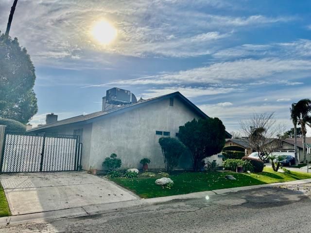5900 Stone Bridge Ln, Bakersfield, CA 93313
