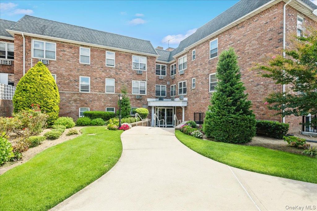 2 Fowler Avenue 206, Lynbrook, NY 11563