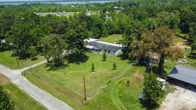 74 County Road 4400, Dayton, TX 77535