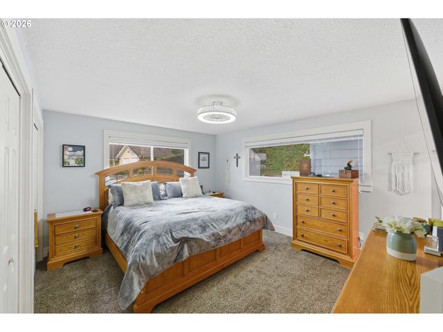 93930 BRIDGE VIEW Ln, North Bend, OR 97459