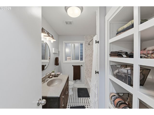 93930 BRIDGE VIEW Ln, North Bend, OR 97459