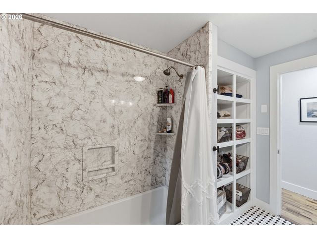 93930 BRIDGE VIEW Ln, North Bend, OR 97459