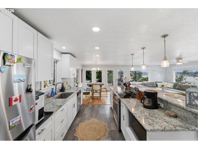 93930 BRIDGE VIEW Ln, North Bend, OR 97459