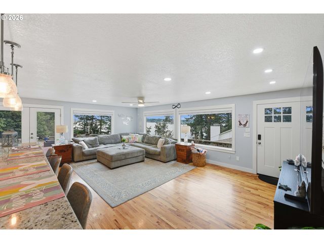 93930 BRIDGE VIEW Ln, North Bend, OR 97459