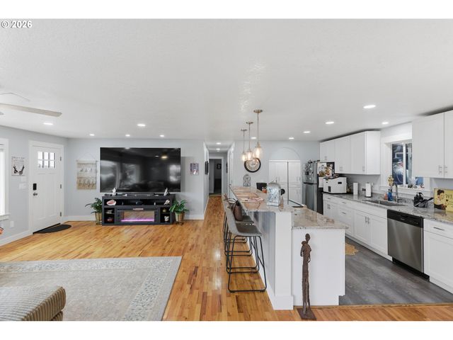 93930 BRIDGE VIEW Ln, North Bend, OR 97459