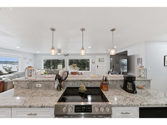 93930 BRIDGE VIEW Ln, North Bend, OR 97459