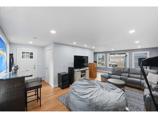 93930 BRIDGE VIEW Ln, North Bend, OR 97459