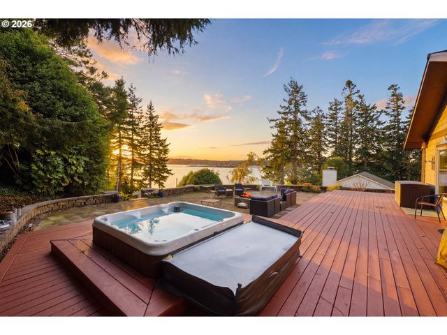 93930 BRIDGE VIEW Ln, North Bend, OR 97459