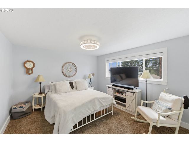 93930 BRIDGE VIEW Ln, North Bend, OR 97459