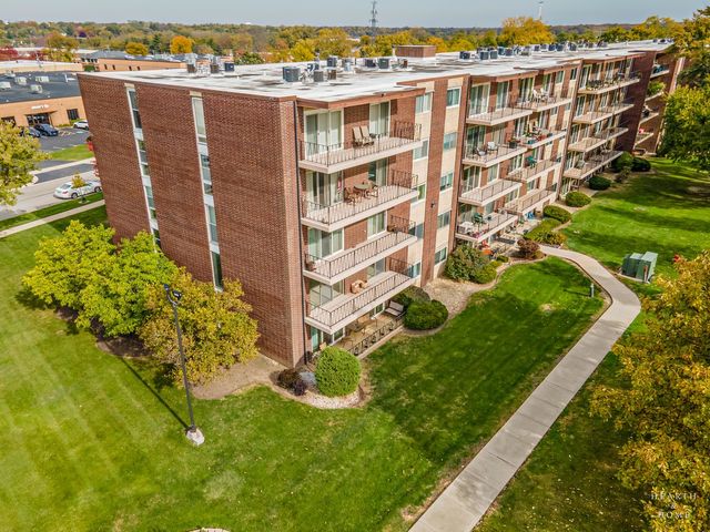 5300 Walnut Avenue 12B, Downers Grove, IL 60515
