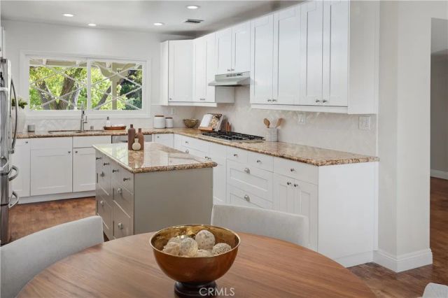 23555 Neargate, Newhall, CA 91321