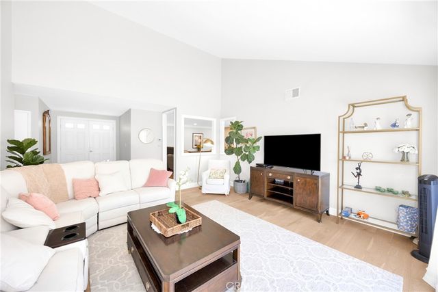 10462 Christopher St., Cypress, CA 90630