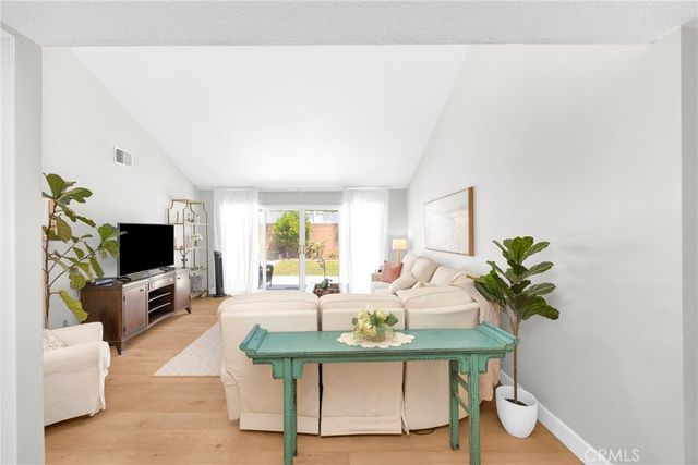 10462 Christopher St., Cypress, CA 90630
