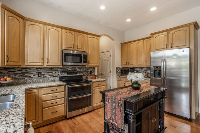 9729 Oakhaven Court, Indianapolis, IN 46256