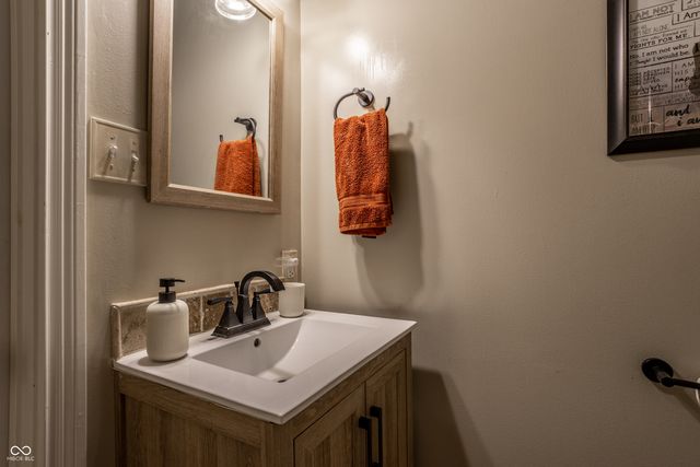 9729 Oakhaven Court, Indianapolis, IN 46256