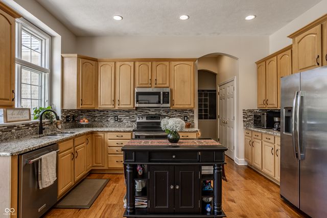 9729 Oakhaven Court, Indianapolis, IN 46256
