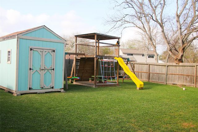 1122 Chase Park Drive, Bacliff, TX 77518