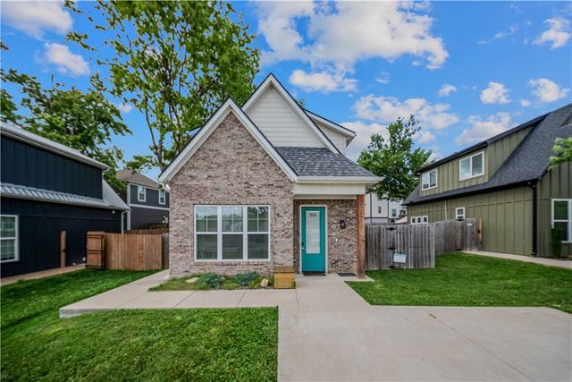 3026 W Old Farmington Road, Fayetteville, AR 72704