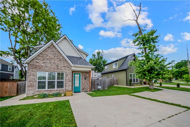 3026 W Old Farmington Road, Fayetteville, AR 72704